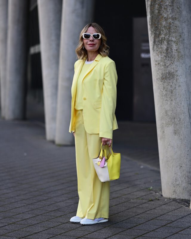 Werbung. Wear something yellow they said 🐣 Outfit by @moreandmore_official. 20% Rabatt mit 2520fraumone (gültig bis 04.05.2025) Zartes Gelb aka Butter Yellow - angesagt wie lange nicht - ist eine tolle Farbe und verleiht sofort gute Laune. Ist als kompletter Look ein echter Eyecatcher und natürlich können die Teile auch einzeln getragen werden, z.B. mit meinen Favoriten wie:
💛🤍Weiß (Sommer pur)
💛🤎Braun (super sophisticated)
💛💙Blau/Denim (ein toller Kontrast)
#moreandmore_official #butteryellow #yellowoutfit #capsulewardrobe #spring2025 #yellowvibes #stylingtipps #styleover50 #whattowearnow
📷 @adamsw