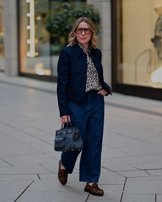 Werbung Double Leo, einfach tierisch gut 🐆
Alt mit neu, einfach mal im Kleiderschrank stöbern, was man so kombinieren kann.
Jacke (letzte Saison) & Bluse (aktuell) @marcaurelfashion / Tasche: Hermès /
Sunnies & Leo Loafer: YSL 
#animalprint #leopardprint #dailystreetlooks #favoritelook #dailystreetstyle #favoritelook #ootdmagazine #marcaurelfashion
📷 @adamsw