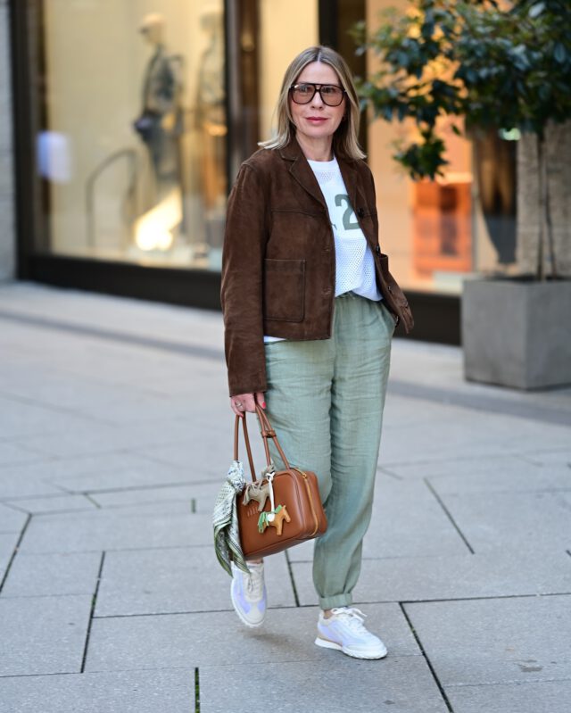 Werbung. Khaki, Braun und eine Prise Weiß ist gleich ein toller Frühlingslook.
Shirt & Hose @marcaurelfashion 
#marcaurel #marcaurelfashion #over50fashion #casualchicstyle #stylehasnoage #whattowearnow #dailyoutfitinspo #fashionover50 #favoritelook #stylediary #minimalstyle #stylingtipps #khakistyles
@adamsw