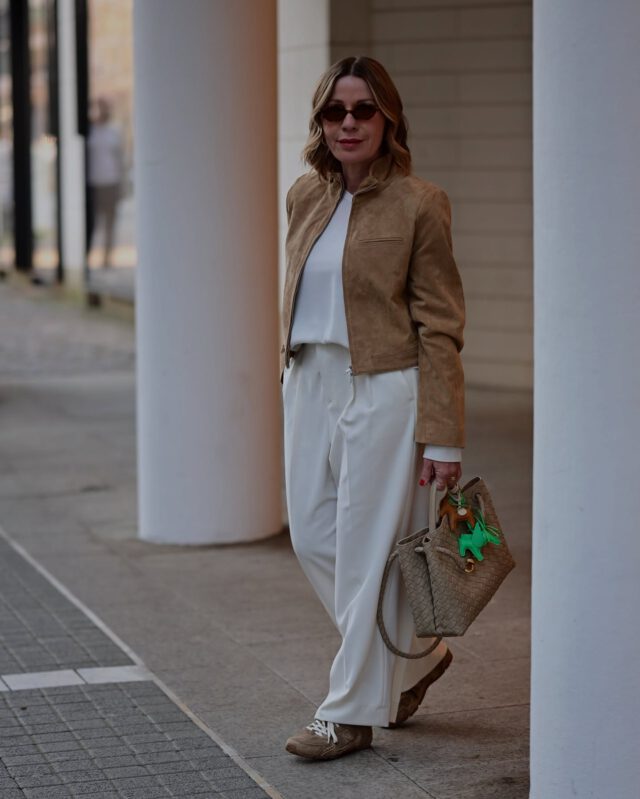 Werbung. Obsessed with looks like this, u. a. mit der schönen Hose von @rossi_pants 🤍
#rossi #scandistyle #casualchicstyle #beigeoutfit #stylehasnoage #whattowearnow #dailyoutfitinspo #fashionover50 #favoritelook #stylediary #minimalstyle #stylingtipps