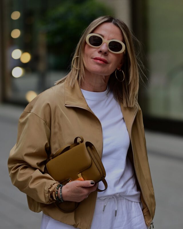Werbung. Clean Chic is always a good idea - erst recht mit lässigen Klassikern 🤎🤍
Jacke @windsor 
T-Shirt @myjama.de (Simone15 - 15% Rabatt)
Creolen @mainpunkt (Frau_Mone - kostenlose Lieferung weltweit)
Perlenarmbänder @handmadewithlovebyiris 
Tasche @hermes 
Sunnies @celine 
#favoritelooks #stylingtips #howtostyle #fashionover50 #agepositive #chicandtimeless #modefürfrauen #casualchicstyle #springfashion #simplyme #bewindsor #relaxedtailoredluxury 
📷 @adamsw