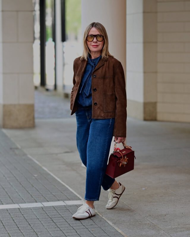 Werbung. Denim forever 💙🤎 Jeans sind niemals out of style und so unglaublich vielseitig und absolut alterslos. 
Jeansbluse @moreandmore_official 
Jeans @closedofficial 
Wildlederjacke @massimodutti 
Sneaker @celine 
Tasche @hermes 
#denimondenim #capsulewardrobe #spring2025 #denimstyle #stylingtipps #styleover50 #whattowearnow #springlook #casualstreetstyle 
📷 @adamsw