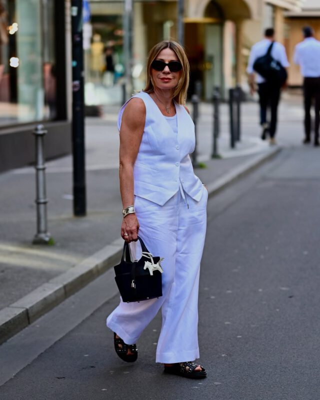 Werbung. Simply all white 🤍 Diese schöne luftige tolle Kombi bestehend aus Leinenweste und -hose findet ihr direkt bei @marcaurelfashion. 
#marcaurel #marcaurelfashion #over50fashion #casualchicstyle #stylehasnoage #whattowearnow #dailyoutfitinspo #fashionover50 #scandistyle #favoritelook #stylediary #minimalstyle #stylingtipps #allwhiteoutfit 
@adamsw