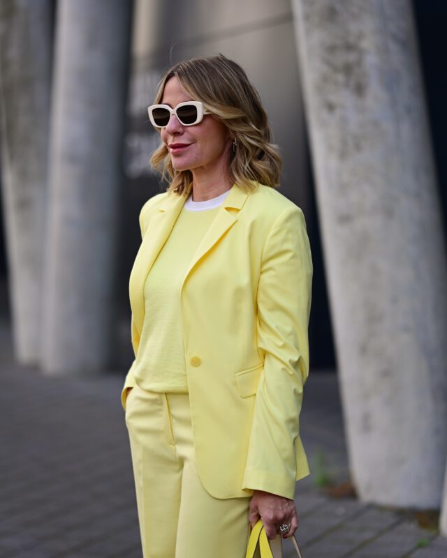 Werbung. Mehr Gelb geht nicht 🍋
Die schönen Teile werdet ihr bestimmt noch öfter zu sehen bekommen. 
Outfit by @moreandmore_official. 20% Rabatt mit 2520fraumone (gültig bis 04.05.2025). Die Links findet ihr im  Storyhighlight April.
#moreandmore_official #butteryellow #yellowoutfit #capsulewardrobe #spring2025 #yellowvibes #stylingtipps #styleover50 #whattowearnow
📷 @adamsw