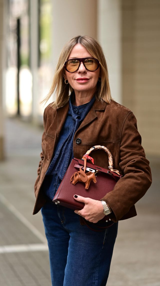 Favorite style 💙🤎 Genau richtig für die aktuellen Temperaturen. Denim mit Wildleder ist on top eine lässige Kombi.
#denimondenim #capsulewardrobe #spring2025 #denimstyle #stylingtipps #styleover50 #whattowearnow #springlook #casualstreetstyle
