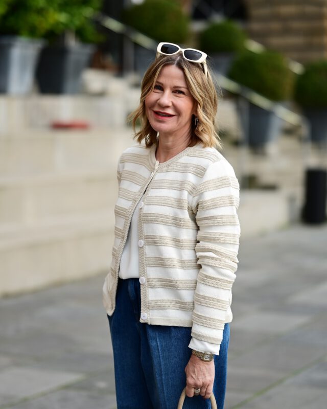 Werbung. Hat jemand Streifen gesagt ? 🍰
Wobei es genau genommen ja eher Ringel sind - in jedem Fall immer lässig. 
Cardigan @bymi_fashion (FrauMone_12 für 12% Rabatt)
Jeans @rossi_pants x @c.wirschke 
#rossidenim #denimstyle #scandistyle #bymi #casualchicstyle #whattowearnow #favoritelook #mystylediary
📷 @adamsw