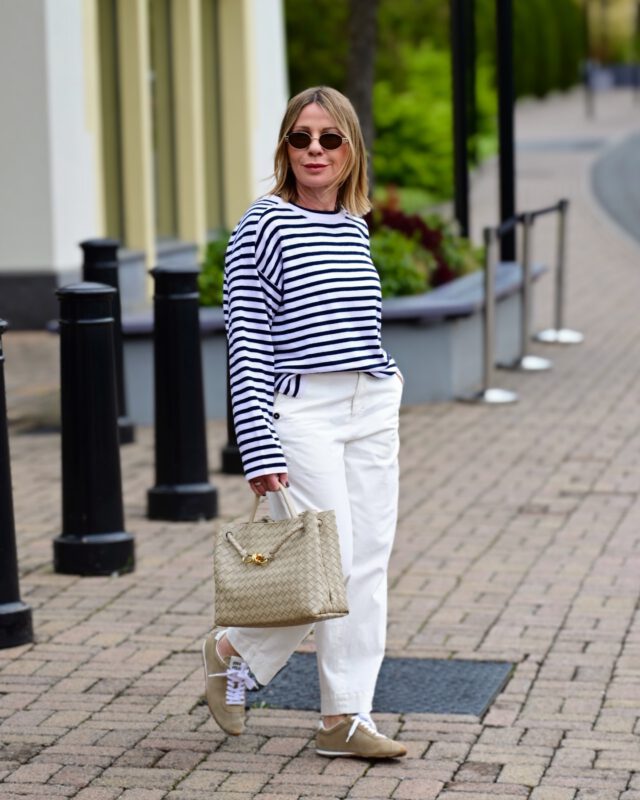 Stripy Friday 🤍💙 Streifen sind neben Leo eines meiner liebsten Muster. Sie fühlen sich immer etwas maritim & sommerlich an. Das mag ich sehr.
#springootd #styleinspo #styleover50 #capsulewardrobe #casualstreetstyle #casualfriday 
📷 @adamsw