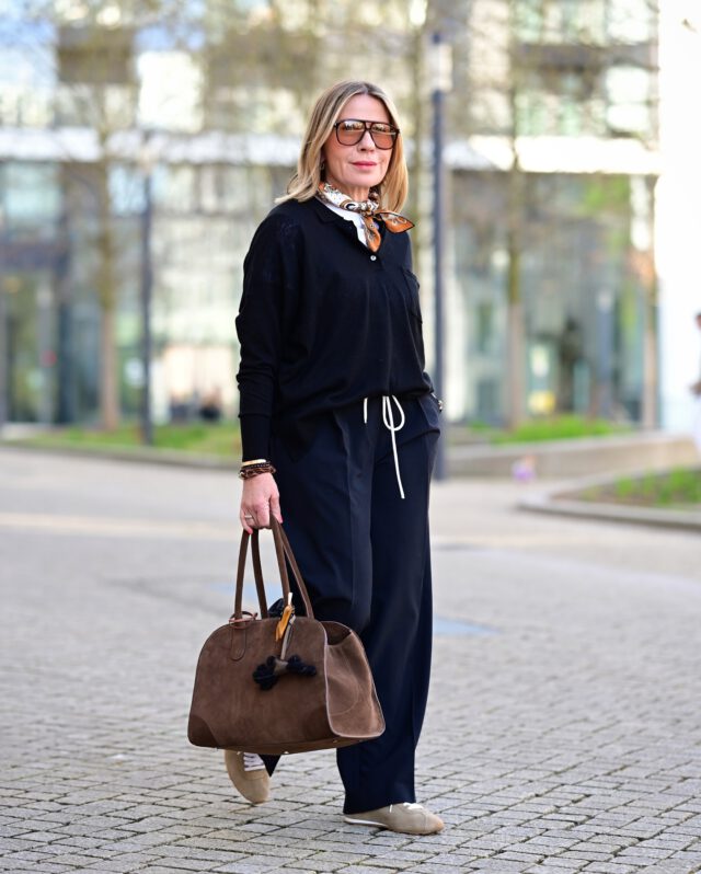 Easy like Sunday morning, oder auch am Mittag oder Abend 🖤🤎
#springootd #casualelegance #stylehasnoage #whattowearnow #dailyoutfitinspo #fashionover50 #favoritelook #stylediary #minimalstyle #stylingtipps #allblackoutfit 
@adamsw