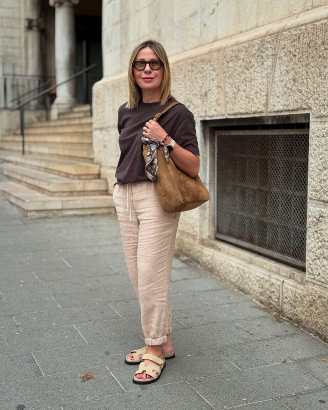 Werbung. Hola in sommerlichem Leinen und lässigem Dunkelbraun 🤎
T-Shirt @vival.studio 
Leinenhose @marcaurelfashion 
Perlenarmbänder @handmadewithlovebyiris 
Tasche, Sunnies @ysl 
Seidentuch, Chypre @hermes 
#springootd #whattowearnow #fashionover50 #stylediary #minimalstyle #palmademallorca #marcaurelfashion #outfitinspiration