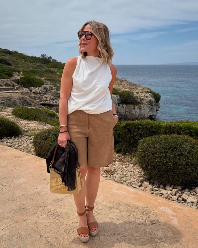 Summer vibes mit köstlichem Essen und Blick aufs Meer. Besser geht’s nicht 🌊
#summerootd #whattowearnow #fashionover50 #stylediary #minimalstyle #palmademallorca #outfitinspiration #bermudashorts #seaclubcaprocat