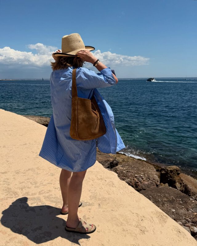 Beach Clubbing 🩵 Nach einer fantastischen Woche heißt es adiós Mallorca mit einigen Fotos und noch mehr schönen Erinnerungen im Gepäck. 
#summerootd #summervibes #whattowearnow #fashionover50 #stylediary #minimalstyle #dailyfits #palmademallorca #outfitinspiration #palmaeats